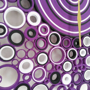 dettaglio dei rotolini viola, neri e bianchi