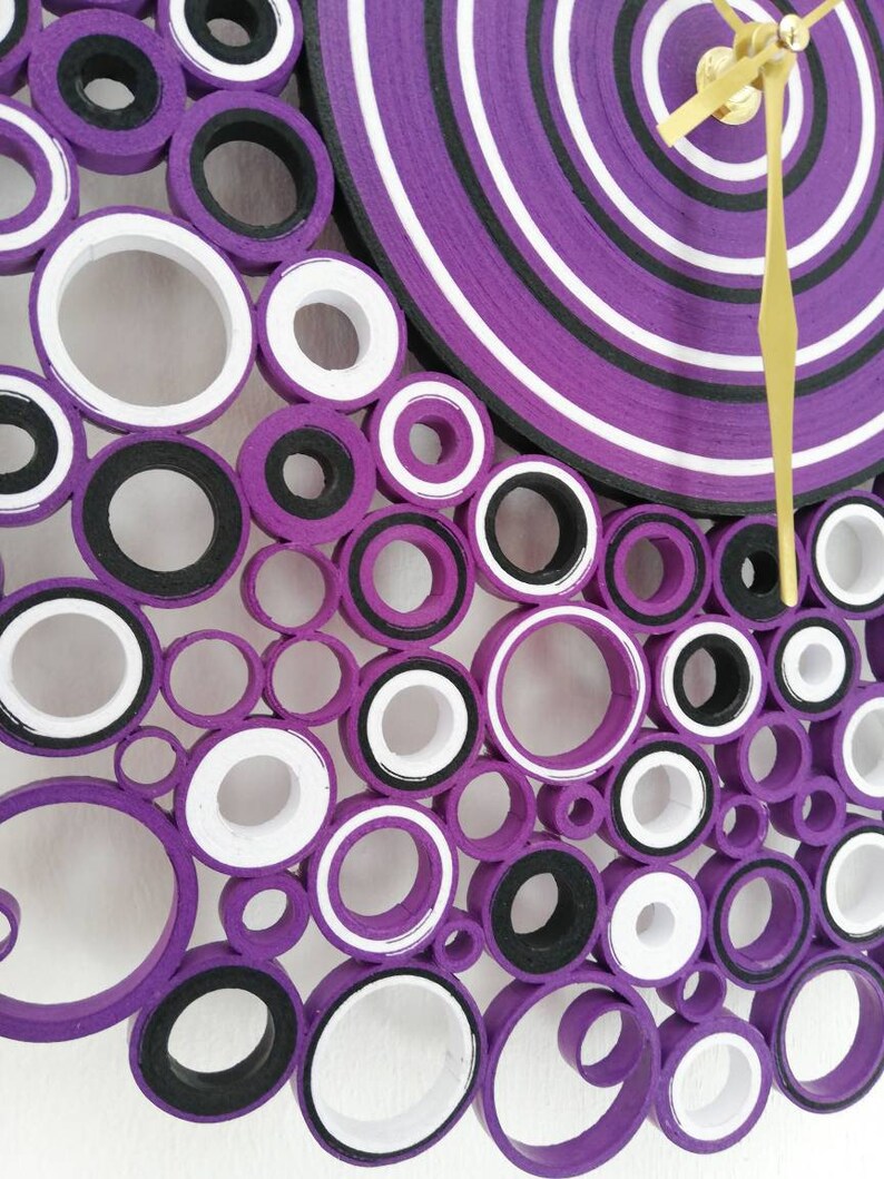 dettaglio dei rotolini viola, neri e bianchi