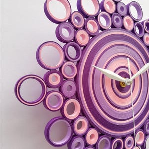 foto dell'orologio visto di lato con lancette bianche