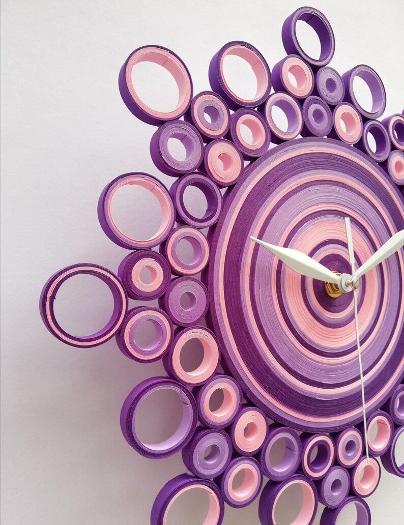 foto dell'orologio visto di lato con lancette bianche