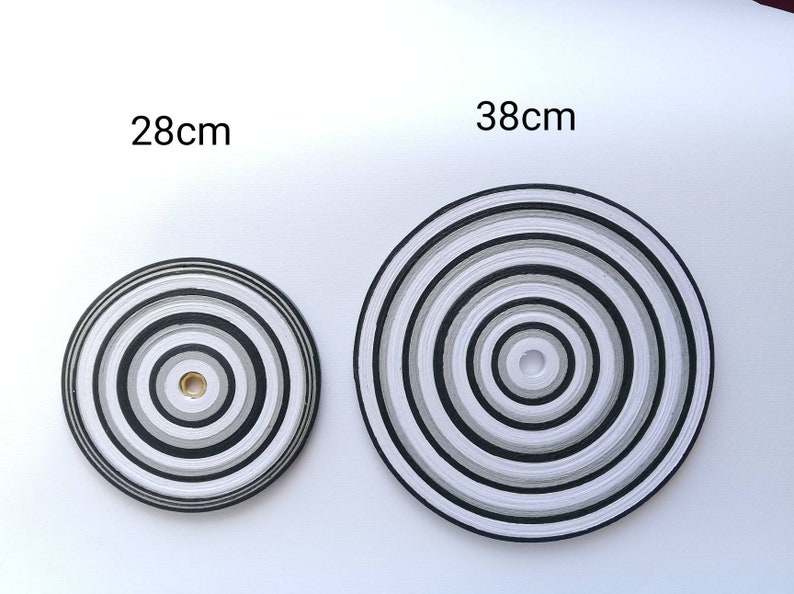 foto in bianco e nero che dimostra la differenza tra la base centrale da 28 cm e quello da 38 cm