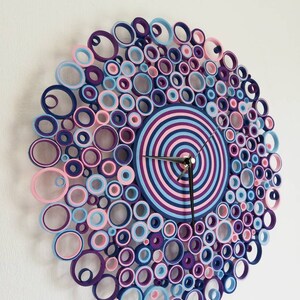 orologio appeso al muro e fotografato di lato
