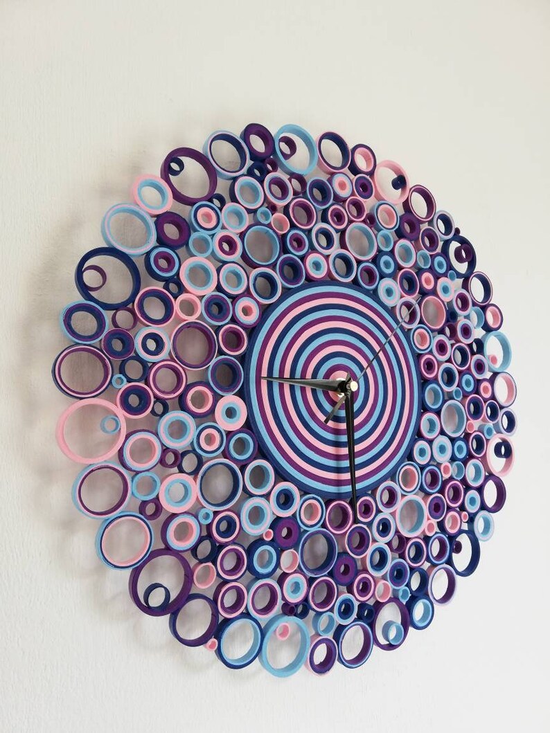 orologio appeso al muro e fotografato di lato