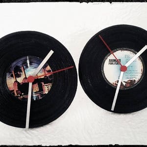due orologi vinile con lancette bianche