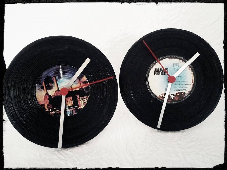 due orologi vinile con lancette bianche