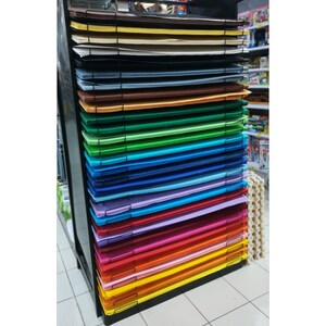 in questa foto c'è un'espositore con tutti i cartoncini colorati