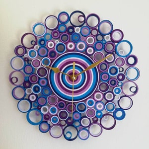 orologio appeso al muro con lancette dorate