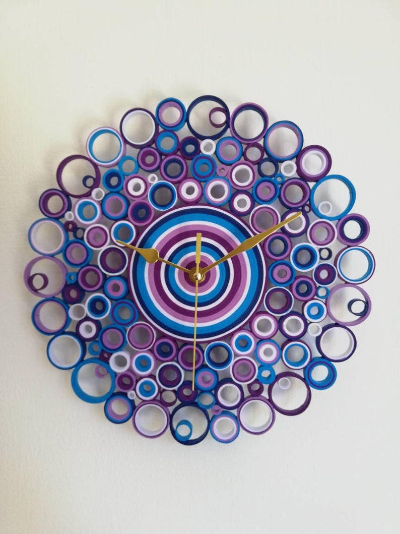orologio appeso al muro con lancette dorate