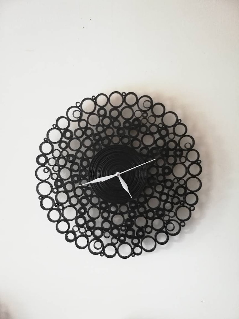 orologio da parete creato con cartoncini neri.il diametro è di 38 cm e le lancette sono bianche