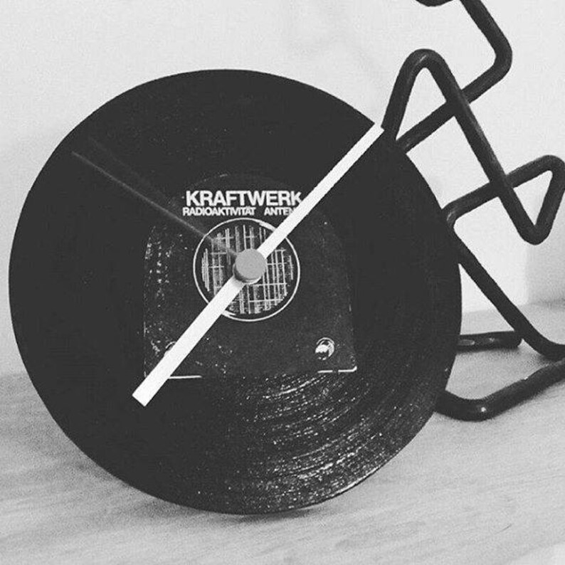 foto in bianco e nero dell'orologio vinile