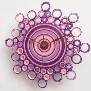 foto dell'orologio visto di lato con lancette dorate