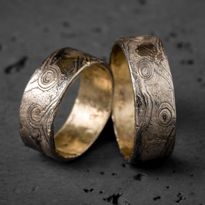 Enceladus - wedding ring made of meteorite and quality gold (Sidera collection)