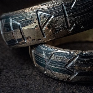 Nordica - wedding band made of meteorites and 0,585 gold engraved with Nordic runes