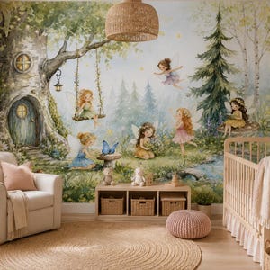 Könnte beinhalten: Ein verträumtes Kinderzimmer mit einem Wandbild, das Feen in einer Waldlandschaft zeigt. Das Zimmer umfasst einen beigen Sessel, ein Kinderbett und einen runden Jute-Teppich. Das Wandbild zeigt ein Baumhaus, eine Schaukel und einen kleinen Bach.