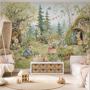 Può includere: Una scena di vivaio stravagante con un murale di conigli in un ambiente forestale. La stanza comprende un letto bianco con biancheria da letto rosa, una sedia sospesa, un giocattolo a forma di casa di legno e un tappeto rotondo di iuta. Il murale raffigura conigli in un giardino.