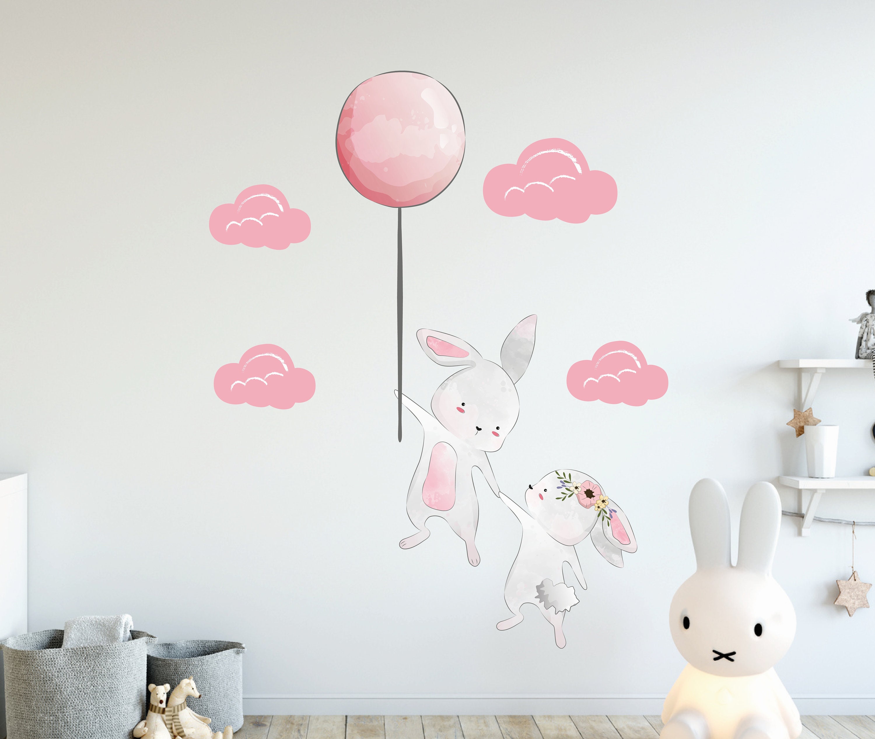 Зайки на шаре. Заяц на стену. Зайчик наклейка на стену. Наклейки интерьерные воздушные шары. Обои с зайчиками для детской.
