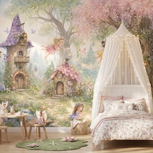 Könnte beinhalten: Ein märchenhaftes Schlafzimmer mit einem Wandbild, das Feenhäuser und Feen zeigt. Der Raum umfasst ein Himmelbett, einen kleinen Tisch und Stühle, einen grünen, blattförmigen Teppich und dekorative Puppen.