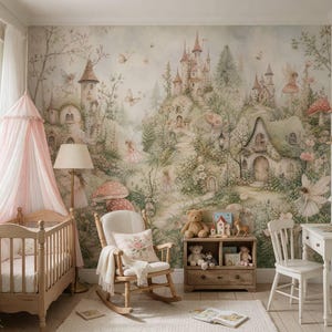 Könnte beinhalten: Ein Kinderzimmer mit einer Wandtapete, die eine Märchenlandschaft mit Schlössern, Bäumen und Pilzen zeigt. Der Raum enthält ein hölzernes Kinderbett mit einem rosa Betthimmel, einen Schaukelstuhl mit Blumenkissen und einen weißen Schreibtisch.