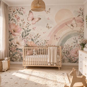 Peut inclure: Une chambre d'enfant avec une peinture murale représentant des fleurs roses, des papillons et un arc-en-ciel à l'aquarelle. La pièce comprend un lit à barreaux en bois clair avec une couverture blanche, un panier tressé et un tapis blanc.