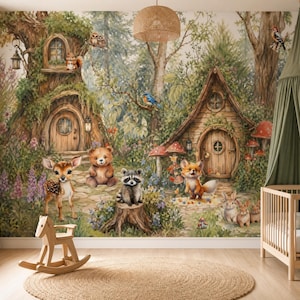Könnte beinhalten: Ein verträumtes Wandbild mit Waldtieren wie einem Reh, einem Bären, einem Waschbären und einem Fuchs. Das Wandbild zeigt Feenhäuser, Pilze und üppiges Grün, ideal für ein Kinderzimmer oder Spielzimmer.