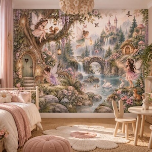 Pode incluir: Um mural de parede apresentando uma cena de floresta de fantasia com fadas, um castelo, uma cachoeira, uma ponte de pedra e um rio. A ilustração inclui cores pastel suaves, vegetação exuberante, flores e animais da floresta.