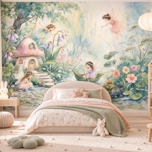 Könnte beinhalten: Ein Schlafzimmer mit einer Wandtapete, die einen Aquarell-Wald mit Feen und einem Pilzhaus zeigt. Das Bett hat eine weiß gemusterte Bettdecke, eine salbeigrüne Tagesdecke und ein rosafarbenes Blumenkissen. Ein weißer Teddybär sitzt auf dem Teppich.