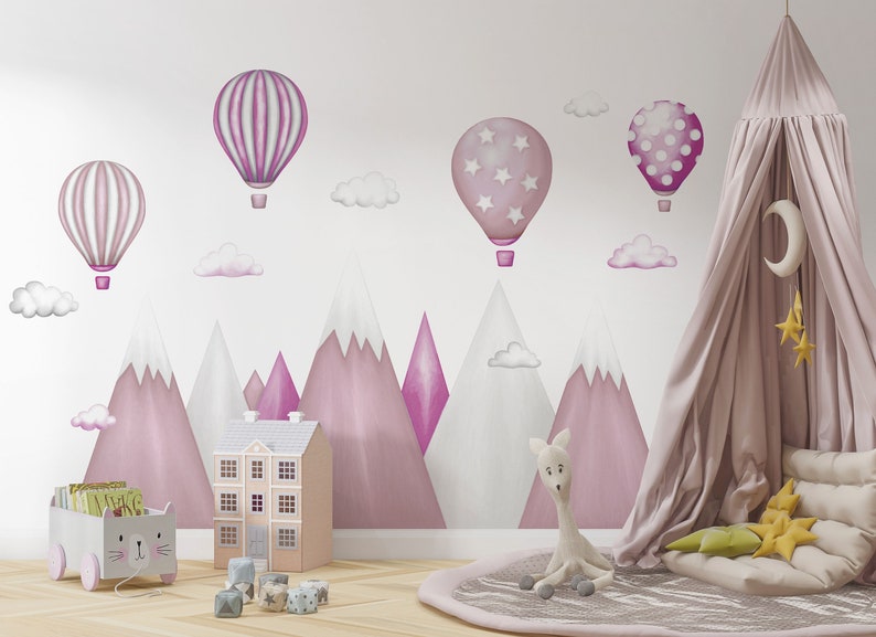 Adesivo da parete per bambini Montagne, Mongolfiere Decalcomania murale per ragazzi Montagna, Nuvole, Palloncini Decorazioni per la stanza dei bambini per ragazze Arte della parete Pink color