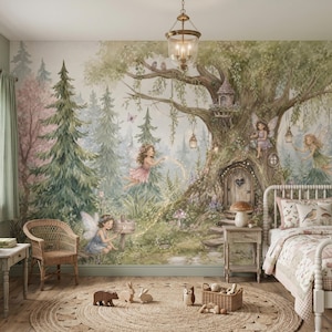 Pode incluir: Um quarto infantil com um mural temático de fadas retratando uma cena de floresta com uma casa na árvore e fadas. O quarto inclui uma cama, uma cadeira de vime, uma mesa de cabeceira e um tapete redondo de juta. O ambiente é mágico.