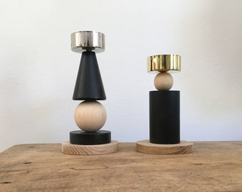 Candelabros geométricos de madera.