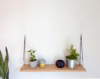 Estante flotante de madera de roble y cuerda.