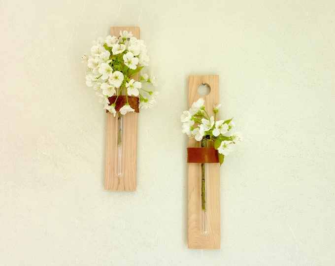 Wall-mounted soliflore vase in wood and leather or cork / support for dried flowers