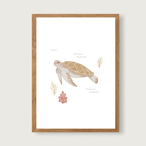 Puede incluir: Una ilustraci&oacute;n de acuarela de una tortuga marina nadando en el oc&eacute;ano. La tortuga es marr&oacute;n y blanca con un arrecife de coral rosa en el fondo.