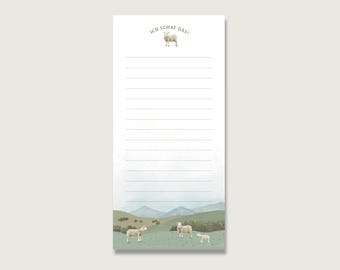 Puede incluir: Un bloc de notas rayado con una ilustración de acuarela de ovejas en un paisaje pastoral. El bloc de notas presenta el texto "ICH SCHAF DAS!" en la parte superior. La parte inferior del bloc de notas muestra tres ovejas pastando en un campo con colinas y montañas en el fondo.