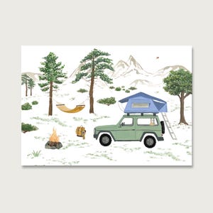 Op de afbeelding: Illustratie van een groene SUV met een daktent in een besneeuwd bos. Een hangmat hangt tussen bomen, en een kampvuur brandt in de buurt. Bergen zijn zichtbaar op de achtergrond, wat een kampeerthema suggereert.