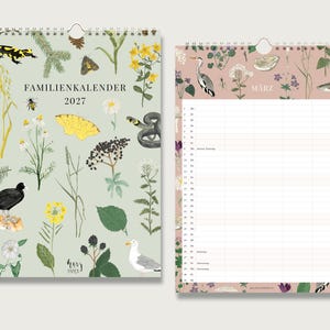 Può includere: Un calendario da parete 2027 intitolato FAMILIENKALENDER con una copertina verde chiaro illustrata con piante, una salamandra, un serpente, un'ape e uccelli. La seconda pagina mostra una griglia del mese di marzo rosa con disegni botanici.
