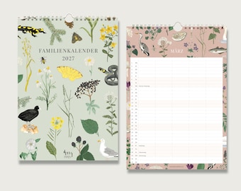 Puede incluir: Un calendario de pared 2027 titulado FAMILIENKALENDER con una cubierta verde claro ilustrada con plantas, una salamandra, una serpiente, una abeja y aves. La segunda página muestra una cuadrícula de marzo en rosa con motivos botánicos.