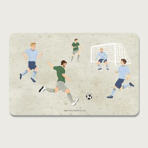 Könnte beinhalten: Illustration eines Fußballspiels. Fünf Spieler in grünen und hellblauen Uniformen sind auf einem strukturierten Hintergrund dargestellt, mit einem Fußball und einem Tor. Das Bild hat einen Vintage-Stil, handgezeichnet.
