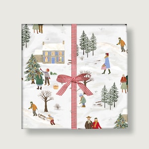 Könnte beinhalten: Geschenkpapier mit einer Winterlandschaft. Das Design zeigt eine verschneite Szene mit Häusern und Menschen. Ein rot-weiß kariertes Band umhüllt das Geschenk. Die Farbgebung ist gedämpft, mit Fokus auf Winteraktivitäten und festlicher Stimmung.