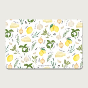 Puede incluir: Un fondo blanco con un patrón repetido de ilustraciones de acuarela de varios ingredientes de cocina italiana, incluyendo limones, ajo, cebollas, albahaca, romero, tomillo, salvia y queso parmesano. Los ingredientes están etiquetados con sus nombres en inglés.