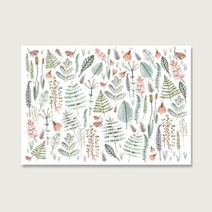 Op de afbeelding: Waterverfillustratie met een botanisch patroon van diverse bladeren, varens en insecten in groen, rood en bruin. Het ontwerp is geplaatst tegen een witte achtergrond, wat een natuurlijke en artistieke uitstraling creëert.