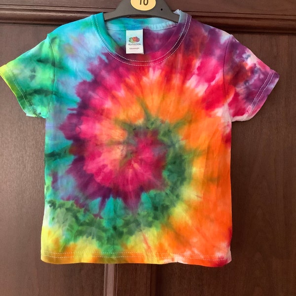 T-shirt enfant tie-dye spirale arc-en-ciel disponible en différentes tailles