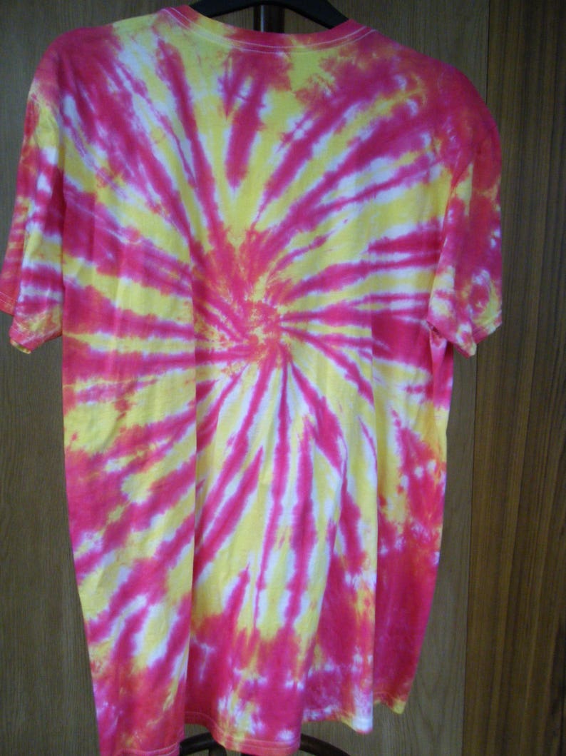 how do you do a swirl tie dye shirt