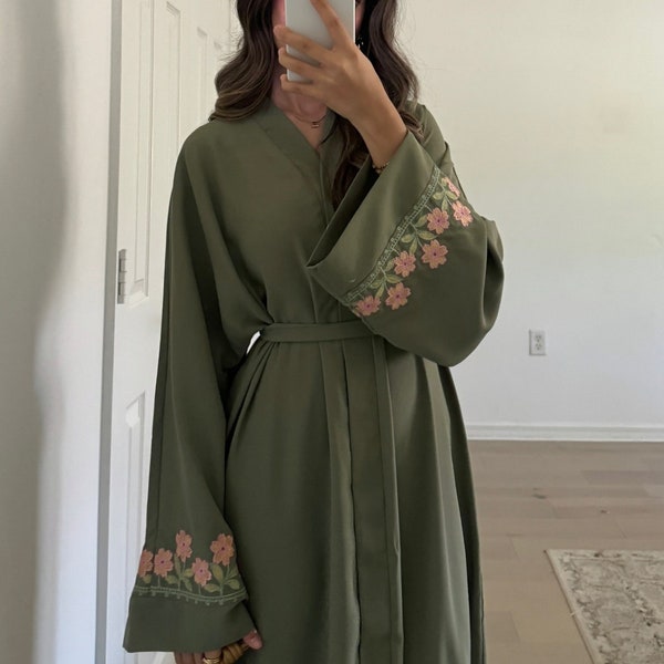 Abaya vert sauge brodée