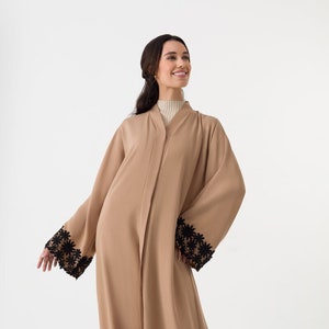 Abaya abierta de encaje beige