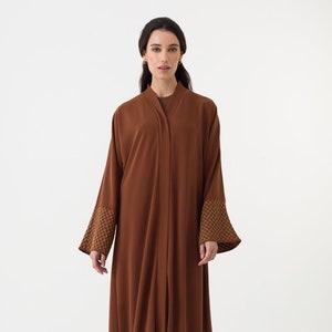 Abaya bordada en marrón dorado