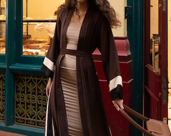Open abaya met bruine strepen en riem