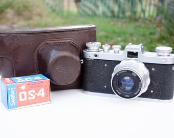 Appareil photo argentique télémétrique Zarya vintage soviétique avec Industar-26m (I-26m) f2.8, 52 mm.