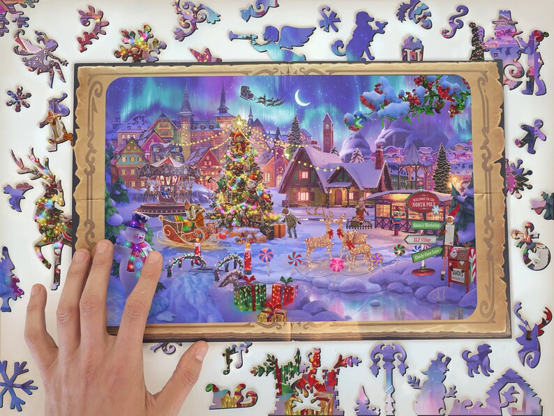 Pode incluir: Uma cena colorida de uma vila natalina com uma grande &aacute;rvore de Natal, casas cobertas de neve e um boneco de neve. A cena &eacute; iluminada com luzes brilhantes e cercada por uma moldura de madeira.
