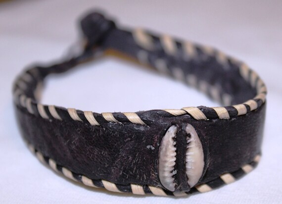 AFRIQUE BELLE CEINTURE CAURIS EN CUIR ET COQUILLAGE AFRIQUE BELLE CEINTURE CAURIS EN CUIR ET COQUILLAGE
