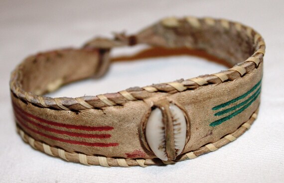 AFRIQUE BELLE CEINTURE CAURIS EN CUIR ET COQUILLAGE AFRIQUE BELLE CEINTURE CAURIS EN CUIR ET COQUILLAGE